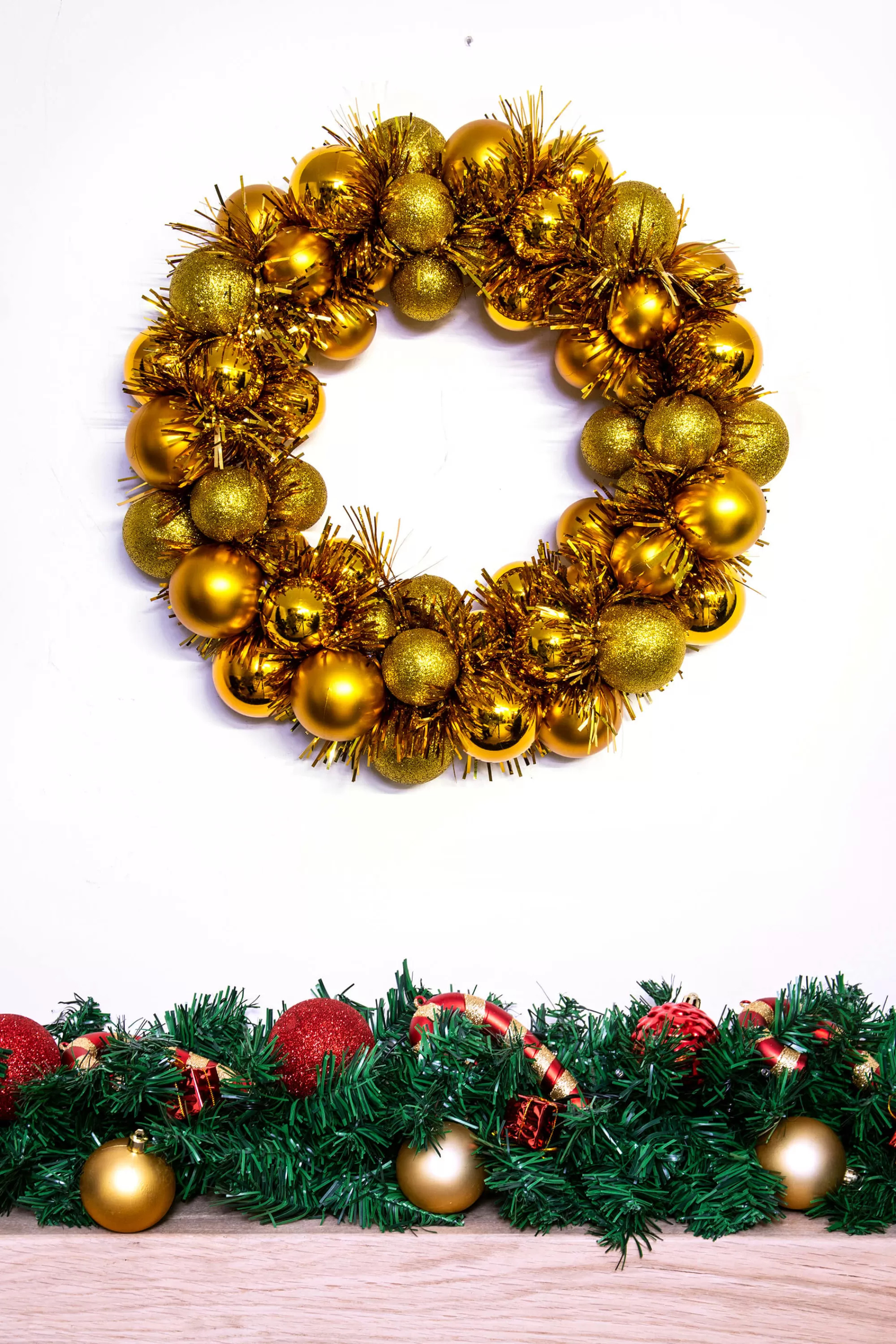 Flash Sale Christmas Tree World 33Cm Gold Shatterproof Bauble Wreath
