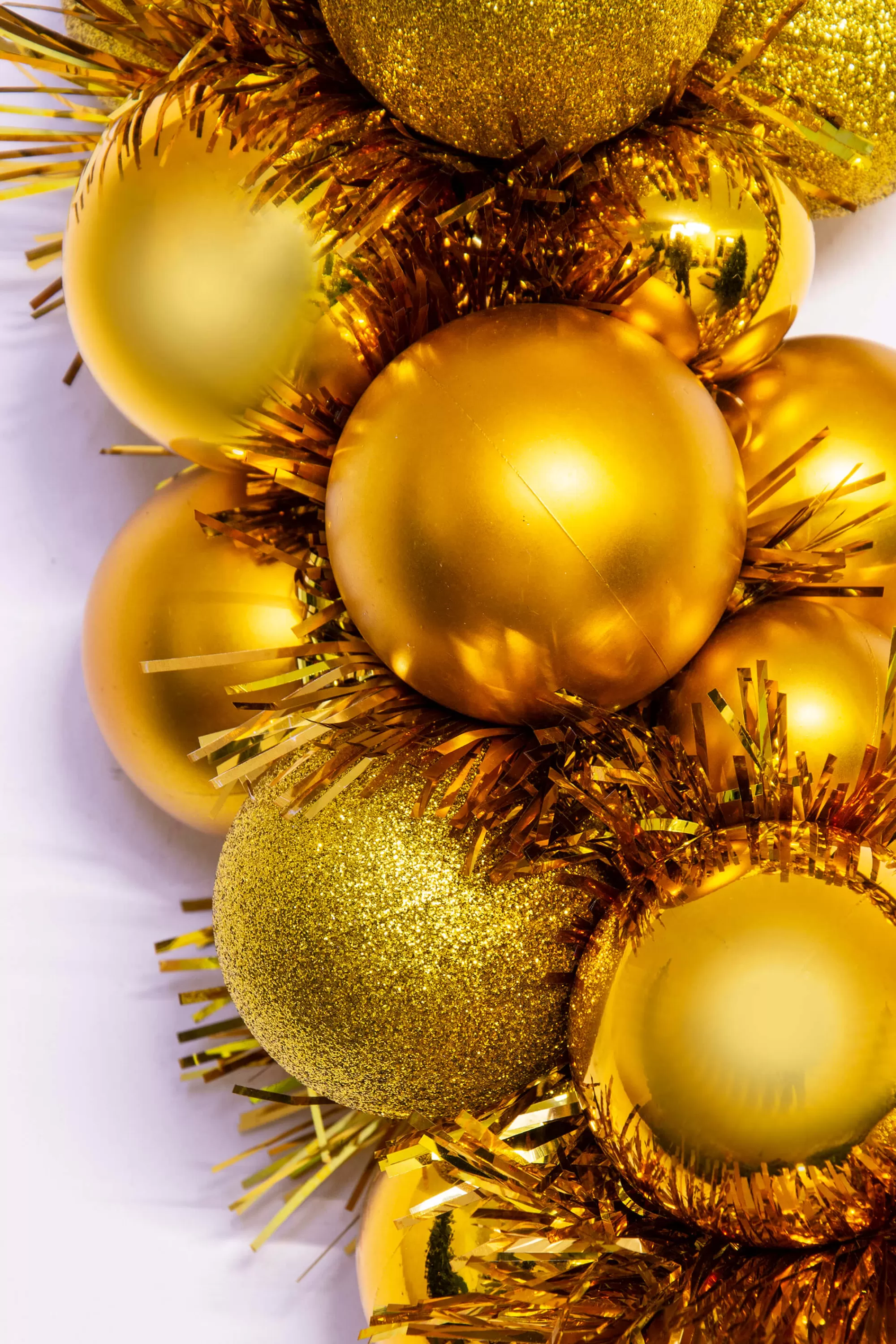 Flash Sale Christmas Tree World 33Cm Gold Shatterproof Bauble Wreath